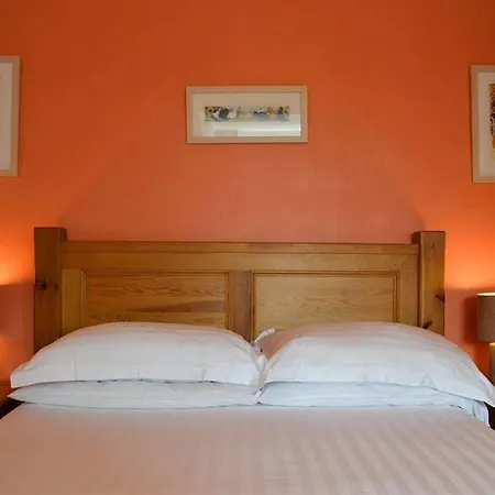 לינה וארוחת בוקר Ashleigh House 4*